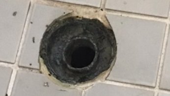 ひろひろ 排水管高圧洗浄スタッフです 浴室排水溝の交換 お椀型の被せ物をワントラップと言い 椀の外側に水を貯め 封水 排水管からの悪臭や害虫侵入を防ぎます しかし汚れがひどくなると排水トラップ自体が臭いの発生源にもなります さらにトラップ