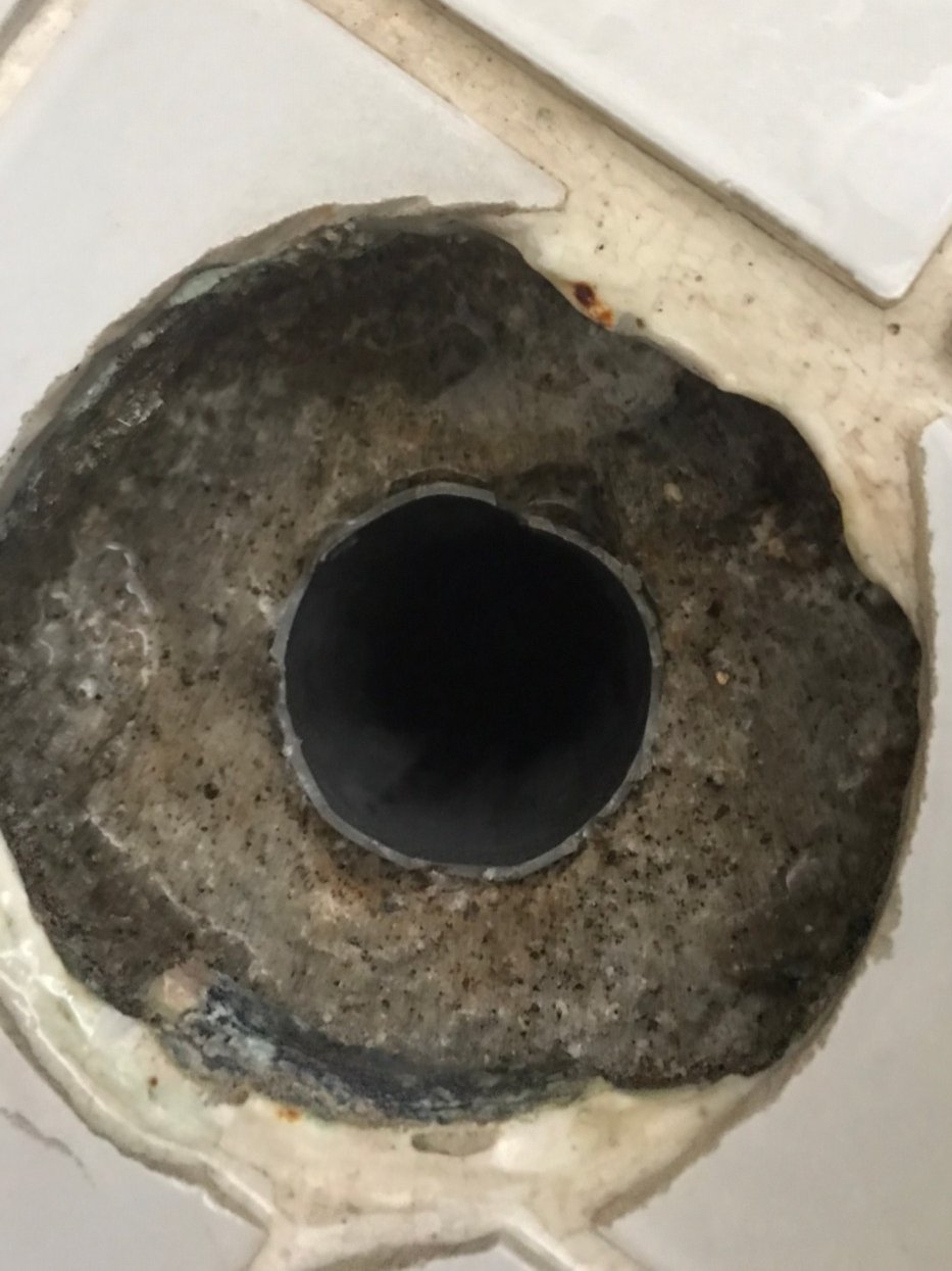 ひろひろ 排水管高圧洗浄スタッフです 浴室排水溝の交換 腐食したワントラップを剥し ステンレス製のワントラップへと交換し排水口の汚れは 主に髪の毛 皮脂汚れ 石鹸カス カビです 排水設備にとっての一番の定期メンテナンスは清掃です お掃除