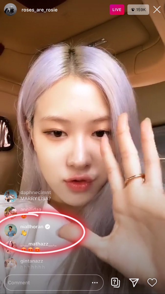 Niall Horan we see you 😏😂 He's watching Rosé 🙊 #ROSÉ <a href="/BLACKPINK/">BLACKPINKOFFICIAL</a>