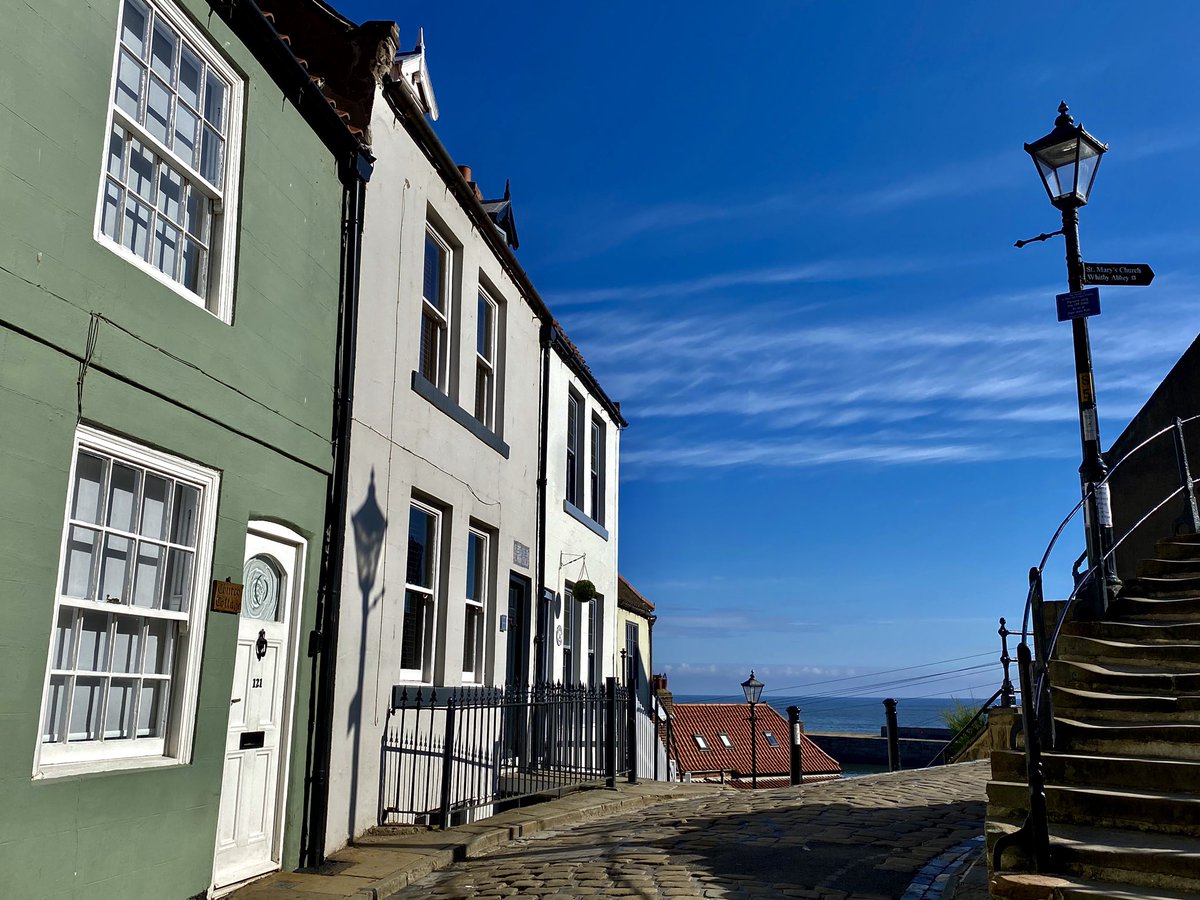 helenofwhitby's tweet photo. Totally mesmerised by the shadow of street lamp on the cottage this morning 
#shadow #shadowwork #streetlamp #streetphotography #oldtown #abbeysteps #churchstreet #whitby #mesmerizing #northyorkshire #unusualphoto #quaint #quainttown #northyorkshirecoast #coastaltown #mytown https://t.co/vBMmmETOth