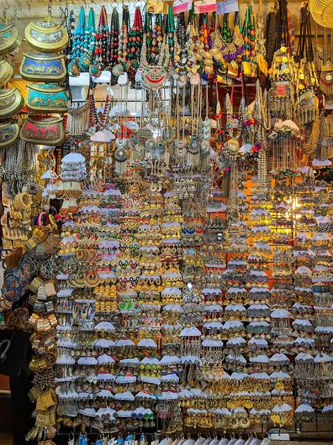 rad_R_'s tweet photo. Seeing all the posts on #JhumkaTwitter makes me miss my beloved Causeway all the more 😭
#ColabaMarket #Mumbai #YehUnDinonKiBaatHai
Net se uthaye hue pics hai 🙈
#PicsKisiAurKeLekinJazbaatMere https://t.co/Ymw1AqHxwj