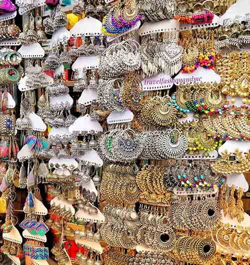 rad_R_'s tweet photo. Seeing all the posts on #JhumkaTwitter makes me miss my beloved Causeway all the more 😭
#ColabaMarket #Mumbai #YehUnDinonKiBaatHai
Net se uthaye hue pics hai 🙈
#PicsKisiAurKeLekinJazbaatMere https://t.co/Ymw1AqHxwj