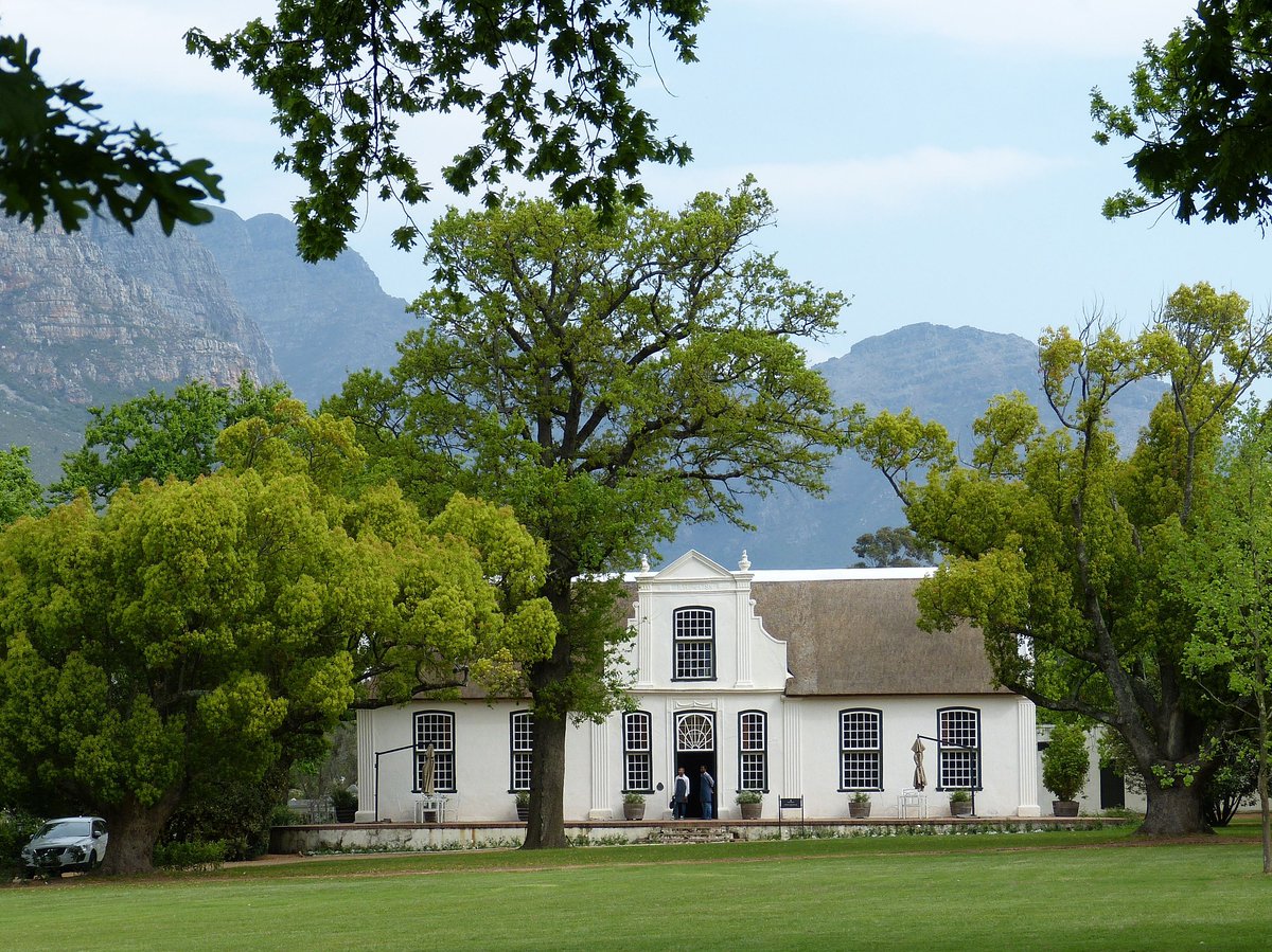 Hashtag_Hol_ZA's tweet photo. With newly given WTTC Safety Stamp of Approval - Stellenbosch is the first destination in🇿🇦awarded by WTTC. Letting holidaymakers, travellers & tourists know Stellies has adopted global health standards protocols #localislekker #southafricaistourismready #bucketlistlocations https://t.co/avZXbeob41