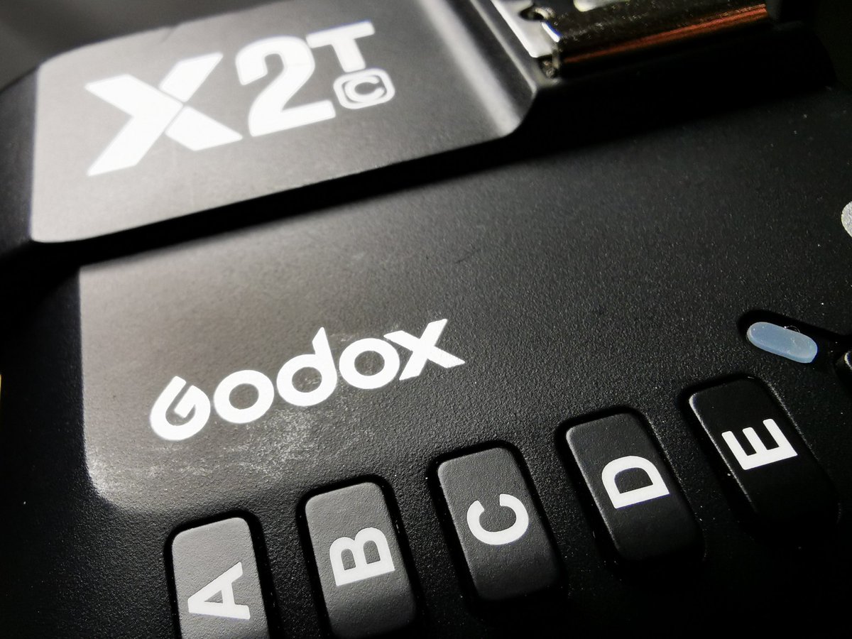 tsuttonton's tweet photo. 外装ボコボコはGodoxのチャームポイントだと思っているんだけど新品開封時点で既に傷物の商品ってのは不味いだろう🙂 #godox #x2t https://t.co/78slW75KkE