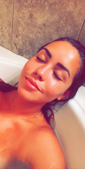 1 pic. It’s midnight and I’m taking a bath
https://t.co/lB5GjGYyDE https://t.co/NaewzqdZdp