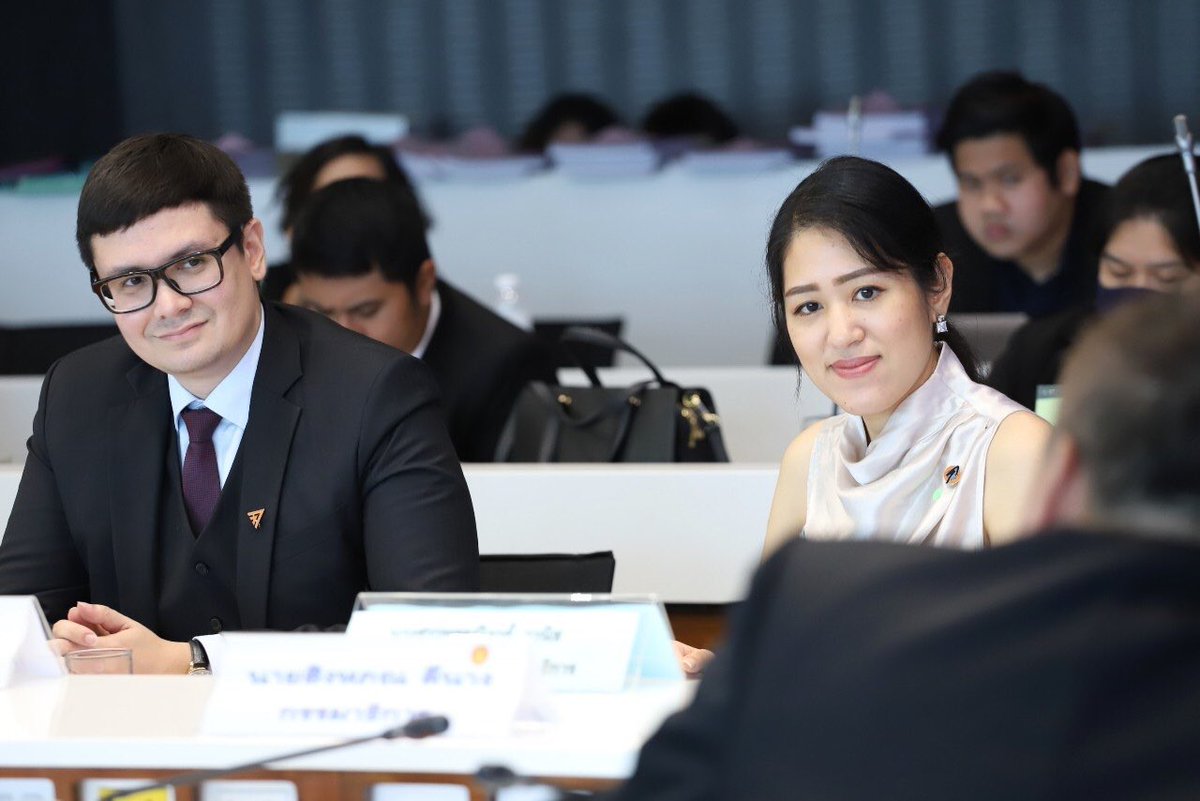 Pannika_FWP's tweet photo. วาระประวัติศาสตร์ ที่ประชุมกมธ.กฎหมายฯ รับรองผลการศึกษาร่างพรบ. ซ้อมทรมานและบังคับสูญหาย ร่างกม.ฉบับที่กมธ. รับมาจากภาคประชาสังคมและปรับปรุงจนก้าวหน้าอย่างมากนี้ ถูกยื่นต่อสภาโดยมี ส.ส.จากทั้งพรรครัฐบาลและฝ่ายค้านร่วมลงชื่อ เพราะสิทธิมนุษยชนคือเรื่องของทุกคน ไม่แบ่งฝ่ายแบ่งพรรค https://t.co/IIp8OwKCFU