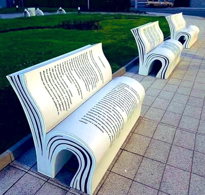 Geweldig design op straat  in Bulgarije. Hebben we ook zoiets in Nederland? Mooi voor in een park of bij een bibliotheek #bookbenches <a href="/wimpijbes/">Wim Pijbes</a>
