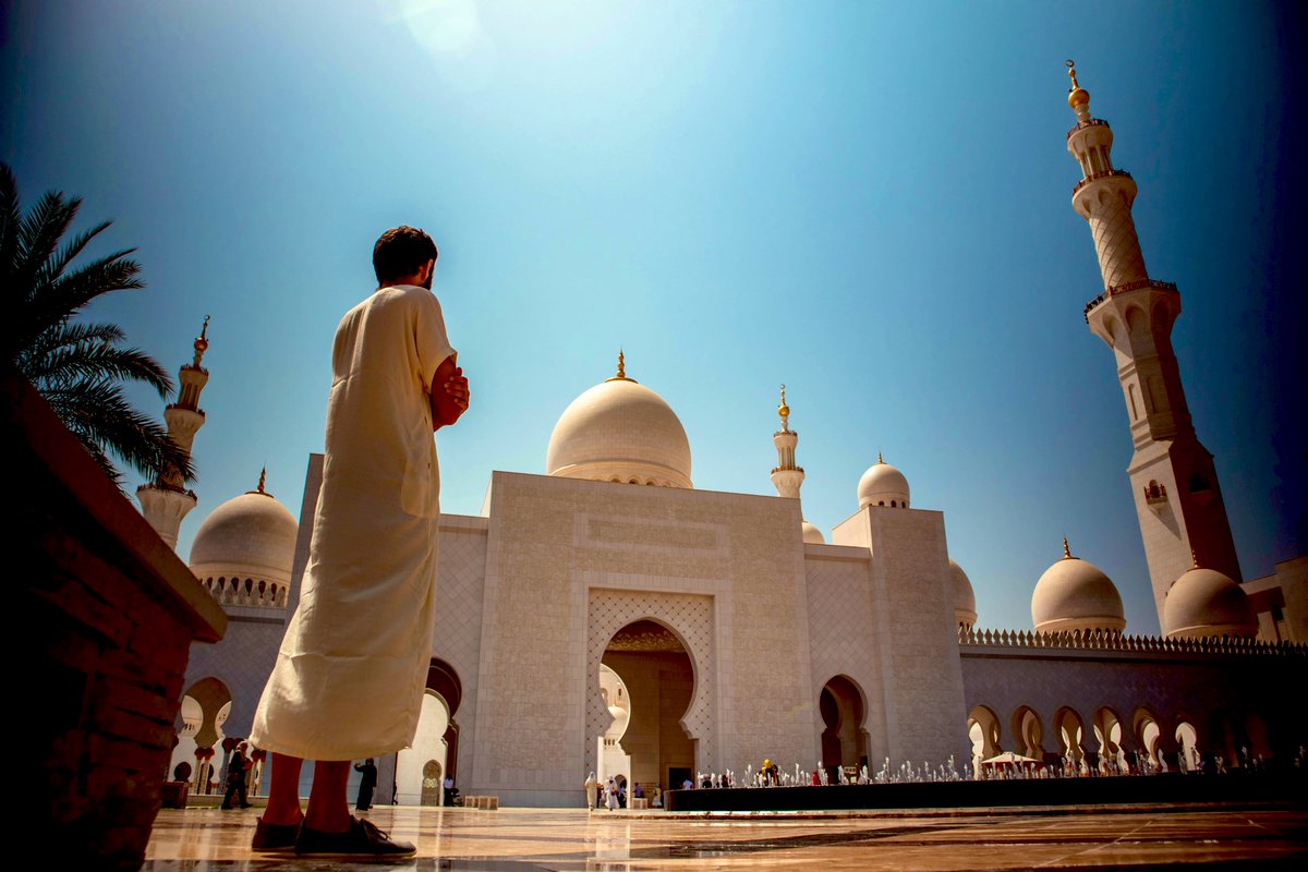 #يخبرني_الصباح
التسامح هو أن تقتدي بمن حين ضربه قومه وأدموه ، رفع يديه لربه وهو يمسح الدم عن وجهه الكريم قائلاً:
 "اللهم اغفر لقومي فإنهم لا يعلمون ".