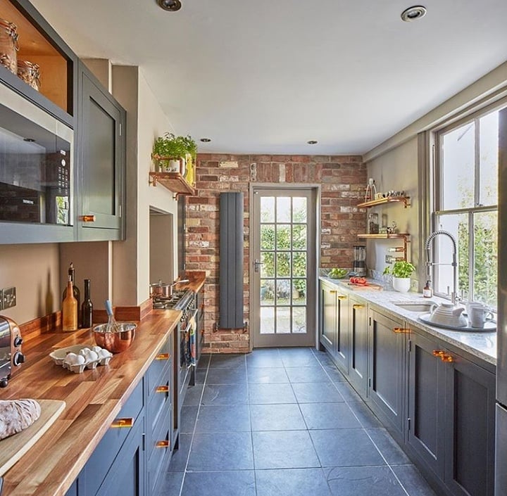 HomesKenyaMag1's tweet photo. Exposed bricks and pops of copper...this kitchen has it all.
#kitchendesign #kitchendecor #interiorinspo #interiordesignstyles #desingideas #hkliving #hklifestlye #StayatHomewithHKMag https://t.co/IfHQYzkjal