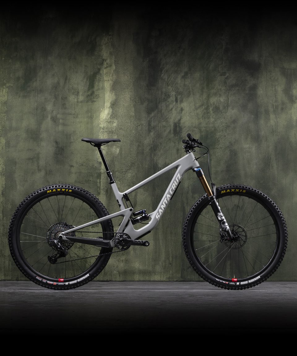 _RushSports_'s tweet photo. Our in-house gravity nut @SamBull01 is salivating at the thought of lighting up the trails on an Ember #HightowerCC, blazing his way through Strava 🌋
_
Also available in subtle Smoke Grey if Ember’s not your vibe 👌
_
#WeRide @santacruzbicycles 
📷4: Tat Media https://t.co/mBKauBBEme