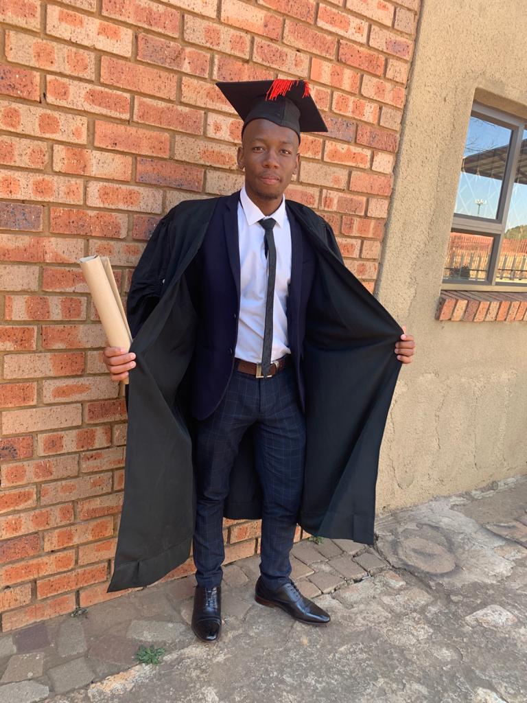 MashigoBenedict's tweet photo. Its always been a dream,created my own paper degree ๐Officially bagged the LLB Degree online๐๐
#ulgraduations2020 https://t.co/7qs6LROpya