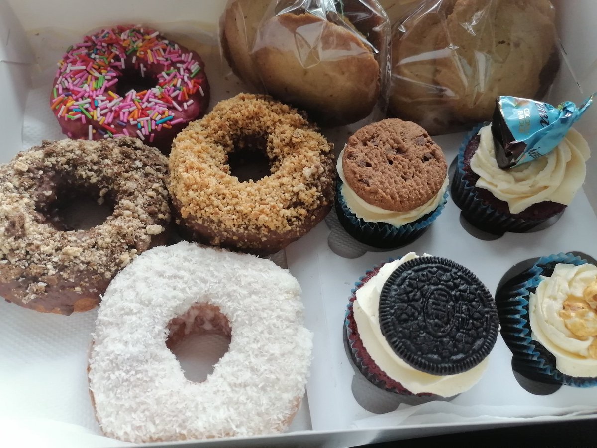 BeebamsBakery's tweet photo. Throwback to our first Saturday Treat ππ This week's deal drops by 12 noon as usual ππ So turn on post notification to be sure you don't miss out on it ππ
#beebams #cake #doughnuts #cookies https://t.co/5M02vUVEes