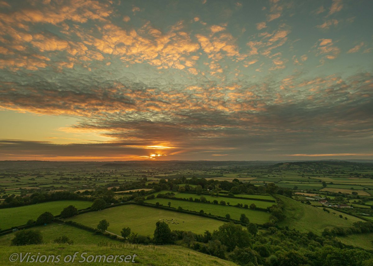 Glastomichelle's tweet photo. Grey and wet today so one from yesterday morning. Taken from the top of Glastonbury Tor at sunrse. https://t.co/n8sZOOBW4X