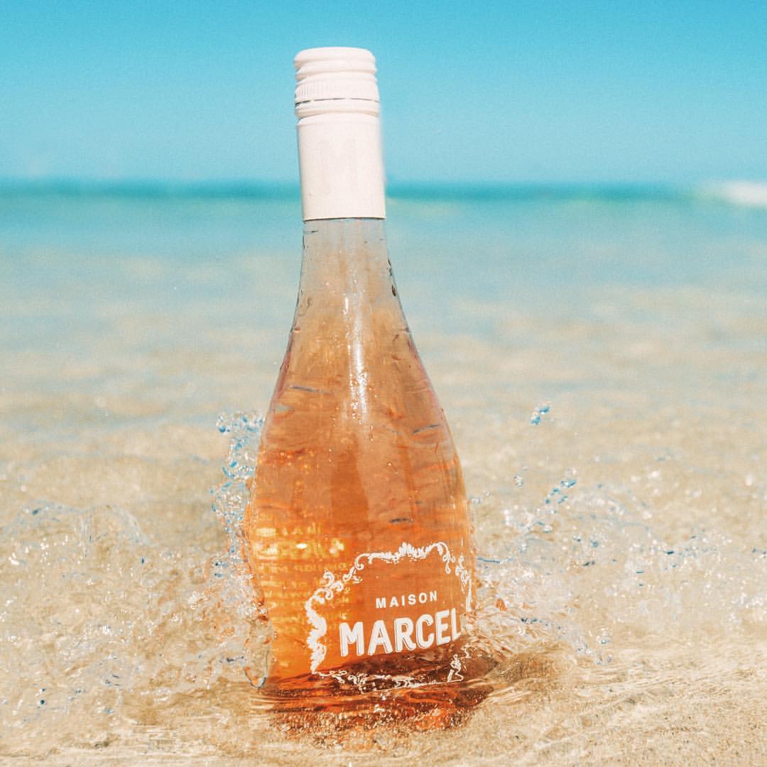 CoqGourmet's tweet photo. Résultat du travail minutieux de Jérome Paquette, Maison Marcel se distingue par sa robe rose pale aux reflets corails !

​En bouche les notes de Litchi, Pêche et Fleur de Sureau lui confère un caractère unique.
Il est à découvrir dans la prochaine box 👉https://t.co/Af6rzrcnTg https://t.co/DNZvOuuLIW
