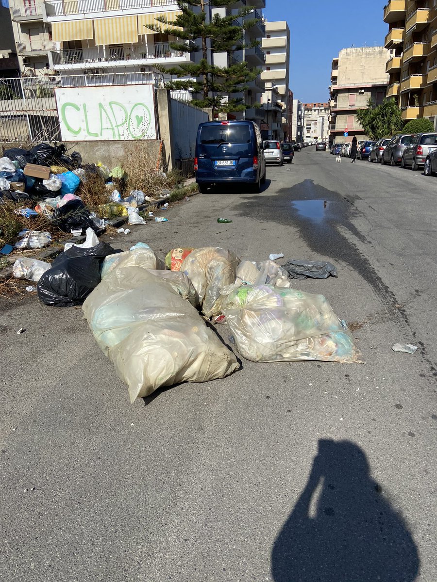 Che vergogna .... vi prego aiutateci <a href="/minambienteIT/">minambienteIT</a> <a href="/GiuseppeConteIT/">Giuseppe Conte</a> hanno bloccato anche le strade stiamo impazzendo a #ReggioCalabria e ci stiamo ammalando .... vi prego aiutateci <a href="/Viminale/">Il Viminale</a> <a href="/MinisteroDifesa/">Ministero Difesa</a> <a href="/MinisteroSalute/">Ministero della Salute</a>