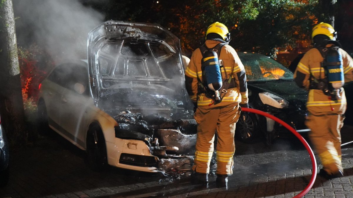 Audi gaat in vlammen op in Alkmaar, vermoedelijk brandstichting..