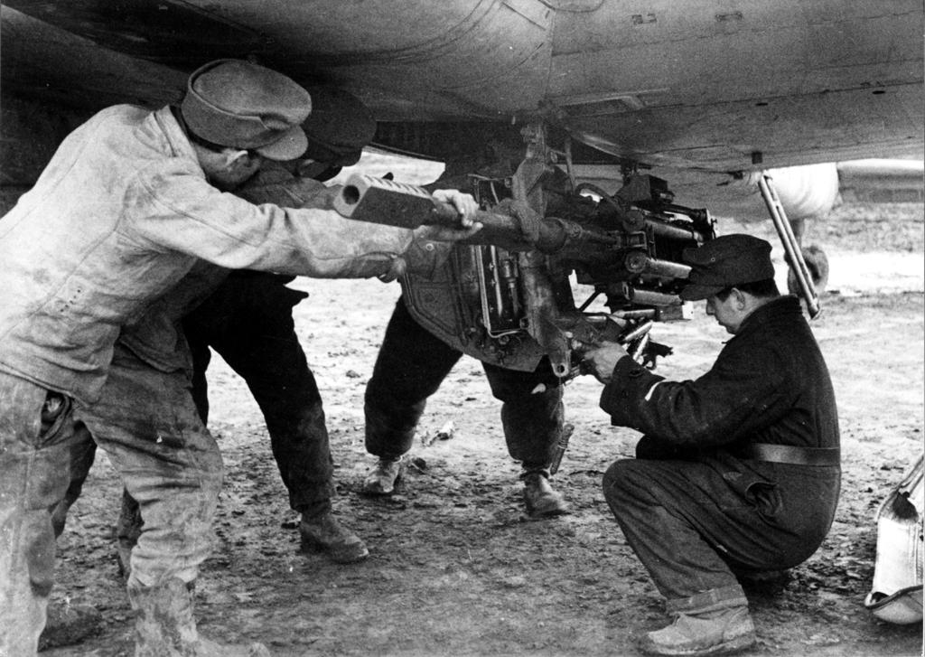 DrBenWheatley's tweet photo. #OTD 8 July 1943 #Citadel. The 1st ever massed use of anti-tank aircraft sees the 1st time that #airpower alone breaks up a major tank assault. 64 German Hs-129 B-2s with 30mm MK-103 cannons break up the attack of 2nd GTC into the right flank of II SS Pz Korps #SWW #WWII #WW2 https://t.co/2Yl8azXsKb