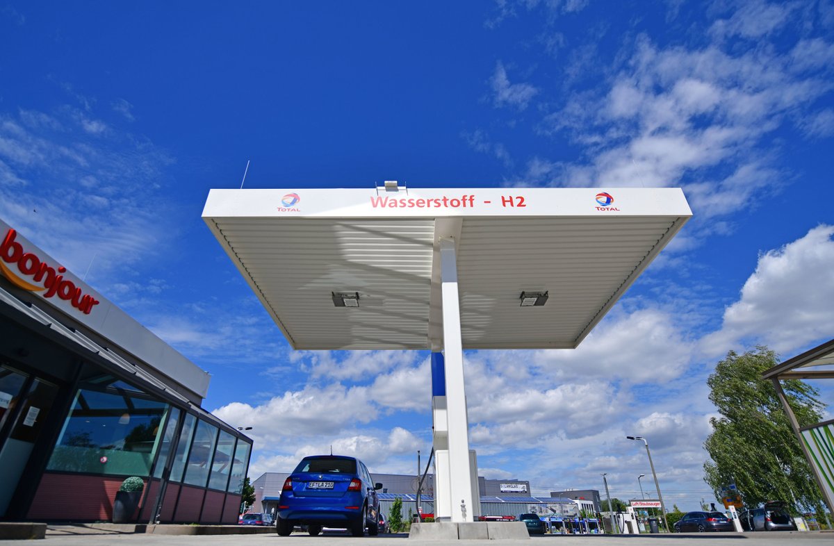 Der @DWV_H2 stellt heute ein Modell vor, mit dem #eFuels für Straße, Luft- und Schifffahrt auf die Flottenemissionen von Lkw und Pkw angerechnet werden könnten. Die Autobranche soll im Gegenzug mehr #Brennstoffzellenfahrzeuge anbieten. <a href="/JuttaMaier/">Jutta Maier</a> ▶️bit.ly/2O68XqY