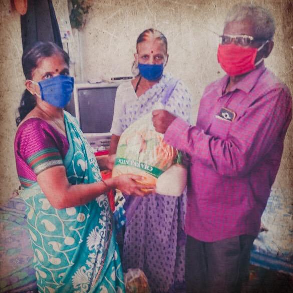 PhoolVersha's tweet photo. @iAmitRSharma #NessWadia @KanikaDhillon @tweetgarima #RavinderNathSharma @iahv
.
.
#PhoolVershaFoundation #NamMyohoDaan #EveryLittleHelps #Covid19 #CoronaVirus #MakeADifference #IndiaFightsCorona #InThisTogether #Pune #HelpTheElderly #OldAgePeople #TogetherWeCan #HelpOldAge https://t.co/NR3DuzdUFH