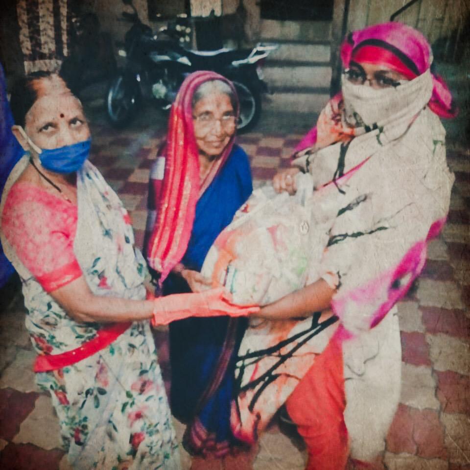PhoolVersha's tweet photo. @iAmitRSharma #NessWadia @KanikaDhillon @tweetgarima #RavinderNathSharma @iahv
.
.
#PhoolVershaFoundation #NamMyohoDaan #EveryLittleHelps #Covid19 #CoronaVirus #MakeADifference #IndiaFightsCorona #InThisTogether #Pune #HelpTheElderly #OldAgePeople #TogetherWeCan #HelpOldAge https://t.co/NR3DuzdUFH