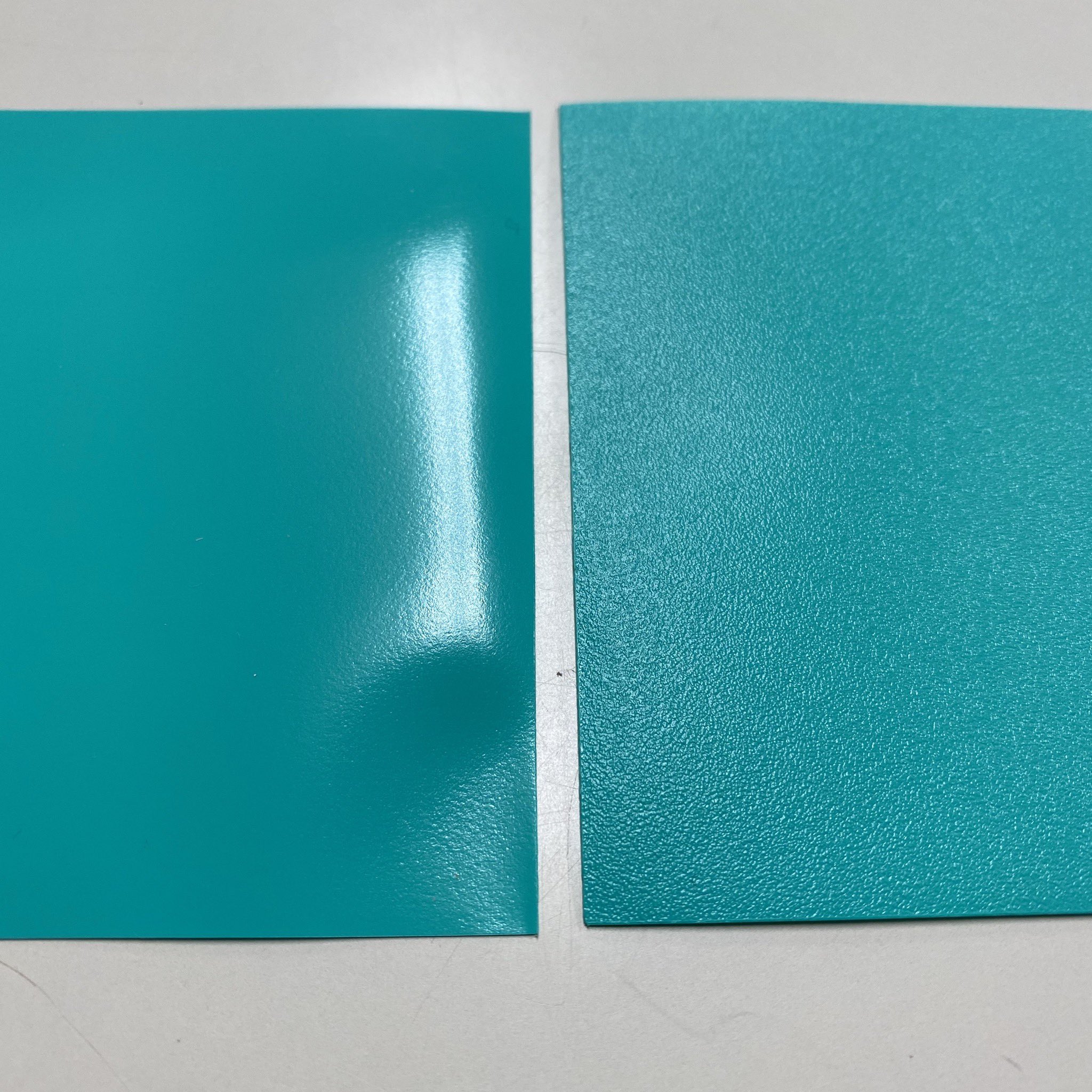 ハーティーあさひや ドラゴンシールドのスリーブ各色入荷しました 入荷したのは裏面マット仕様ですのでくっつきにくくシャッフルし易いです 画像2枚目は色見本 3枚目は裏面の写真 右が今回入荷したマットです 左は通常 4枚目は3枚目の画像のテキスト