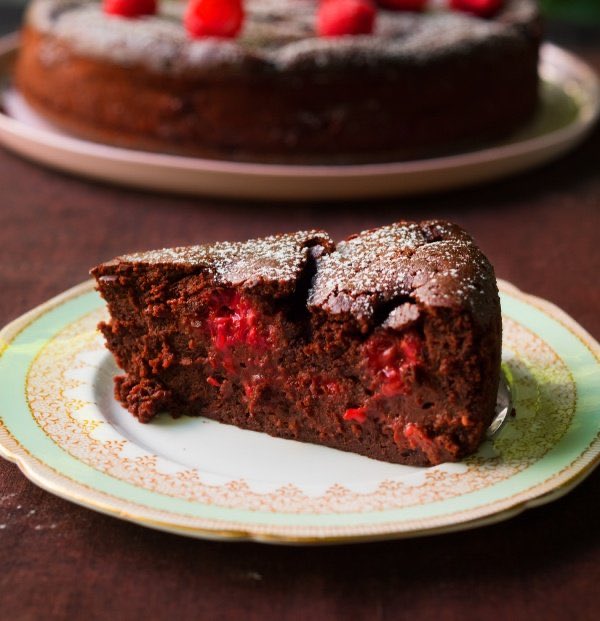 Nigella_Lawson's tweet photo. Midweek treat: #RecipeOfTheDay is Chocolate Raspberry Pudding Cake https://t.co/6WmFoQLHBt https://t.co/Nsg0scVa4f