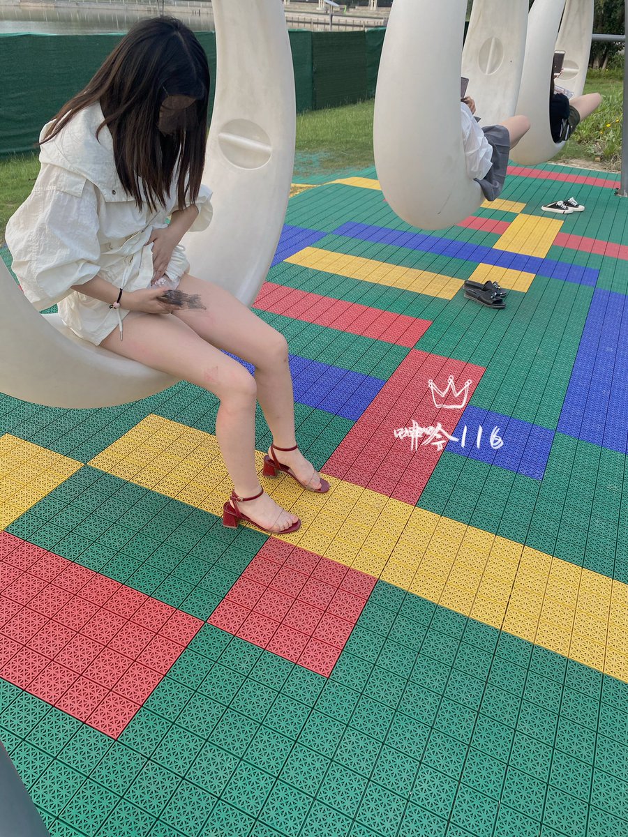 6Fixn1's tweet photo. @51luoben #露出 #暴露 #淫荡 目不转睛～ 😃 https://t.co/G0ilXeBS93