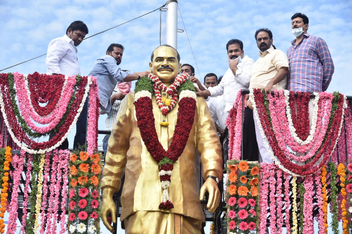kotamreddy_NLR's tweet photo. Paying my tribute to #Mahaneta on his birth anniversary. Anna, while there are million reasons for us to be grateful to you, I would want to thank you for giving @ysjagan garu to us. 

#JanahrudayanetaLivesOn #YSRForever https://t.co/n1NlufFZCB