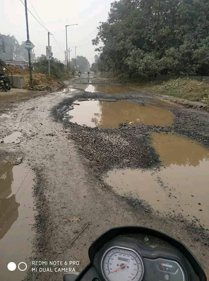 RJP4Bihar's tweet image. नीतीश तेरे सुशासन की यही कहानी
सड़क में गढ्ढा और - गड्ढ़े में पानी।

@BadloBihar_ | #BadloBihar