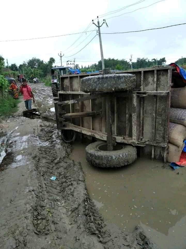 RJP4Bihar's tweet image. नीतीश तेरे सुशासन की यही कहानी
सड़क में गढ्ढा और - गड्ढ़े में पानी।

@BadloBihar_ | #BadloBihar