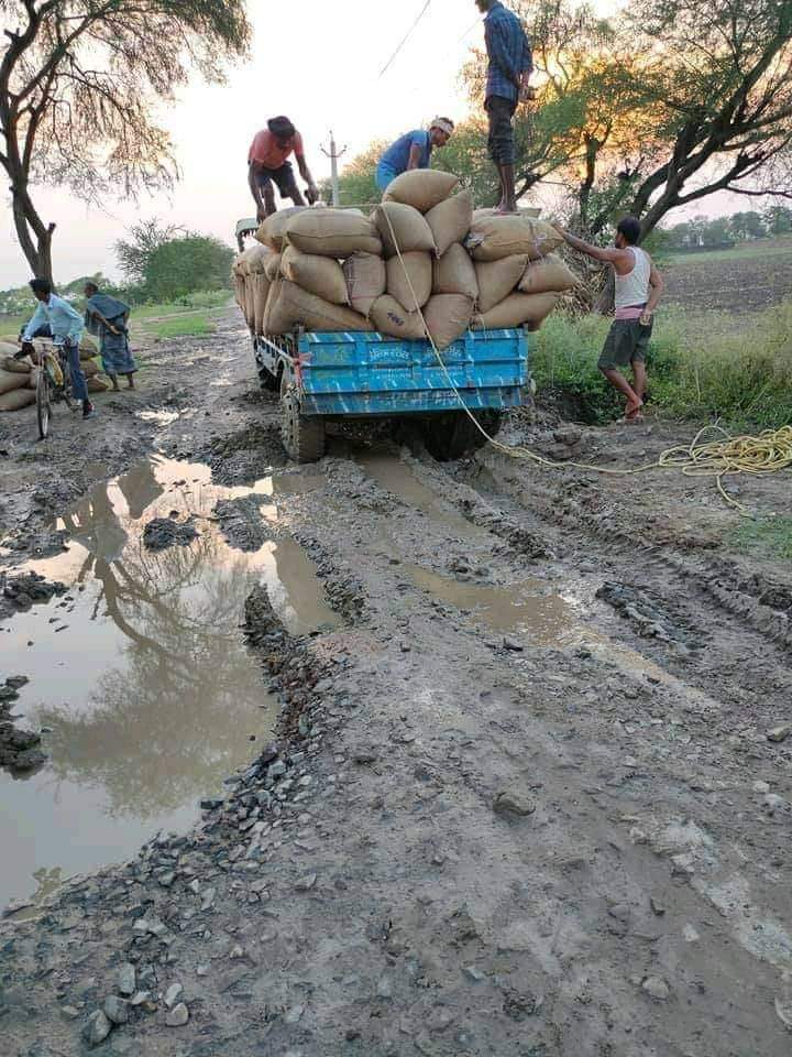 RJP4Bihar's tweet image. नीतीश तेरे सुशासन की यही कहानी
सड़क में गढ्ढा और - गड्ढ़े में पानी।

@BadloBihar_ | #BadloBihar