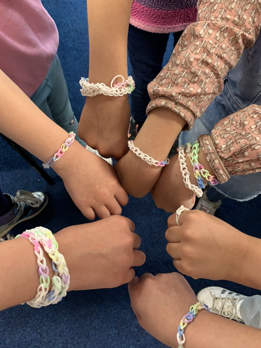 MPS_2019's tweet photo. Loom band friendship bracelet in the hub this morning https://t.co/d18LJCDdAH