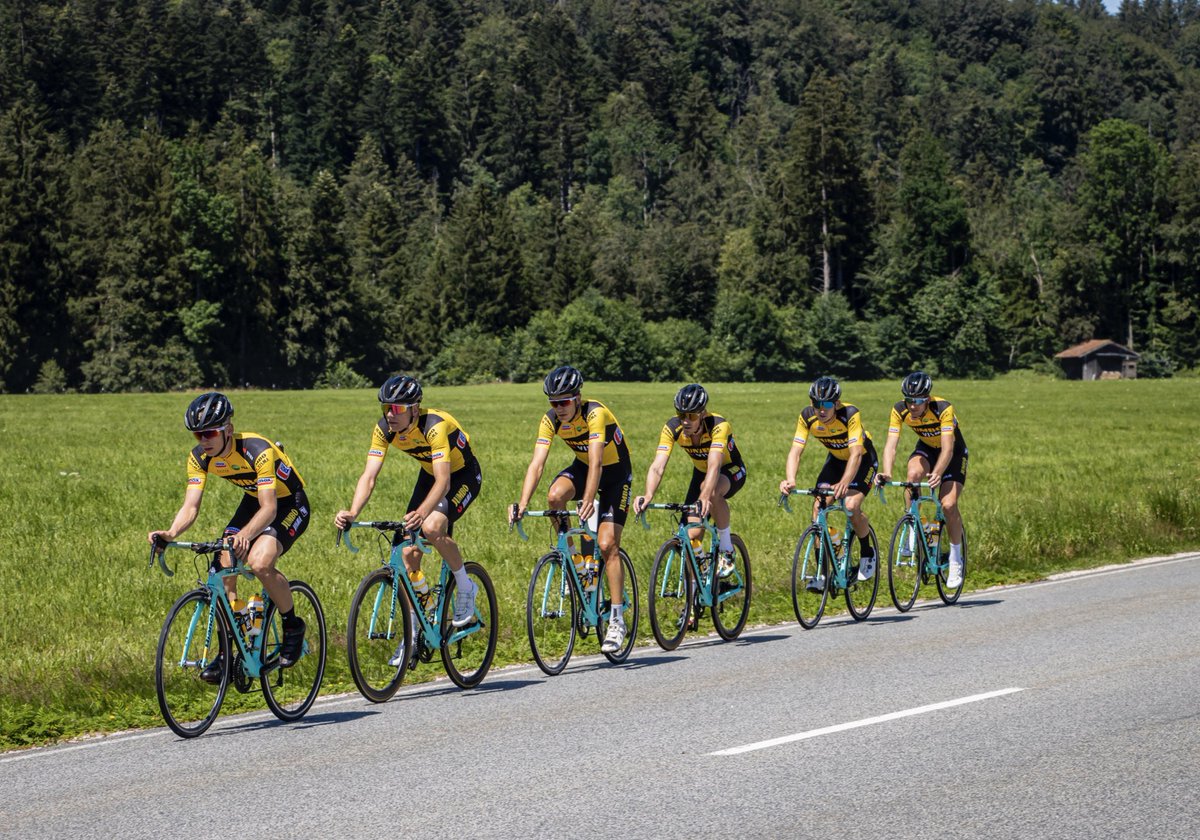 teamessent_mar's tweet photo. Teamwork! 🖤💛 https://t.co/5XDXJlOWvQ