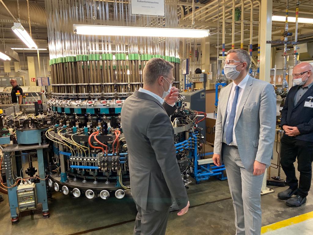 SMWA_SN's tweet photo. Vogtländische Speziallampen - dafür steht die Abkürzung #vosla. @MartinDulig hat den Zulieferer für die Automobil-/Luftfahrtindustrie heute besucht. Das Unternehmen produziert mit 150 Mitarbeitern in #Plauen jährlich 20 Mio. Halogenlampen und seit 2019 auch LED-Module. #Vogtland https://t.co/hlLsymUqK5
