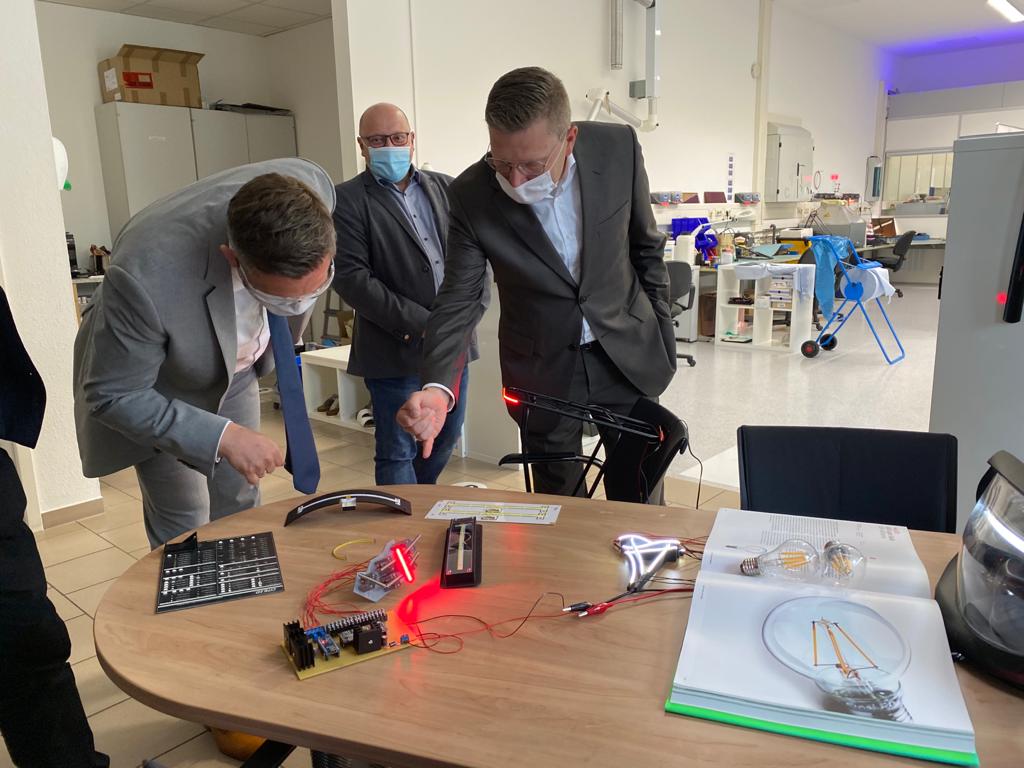 SMWA_SN's tweet photo. Vogtländische Speziallampen - dafür steht die Abkürzung #vosla. @MartinDulig hat den Zulieferer für die Automobil-/Luftfahrtindustrie heute besucht. Das Unternehmen produziert mit 150 Mitarbeitern in #Plauen jährlich 20 Mio. Halogenlampen und seit 2019 auch LED-Module. #Vogtland https://t.co/hlLsymUqK5