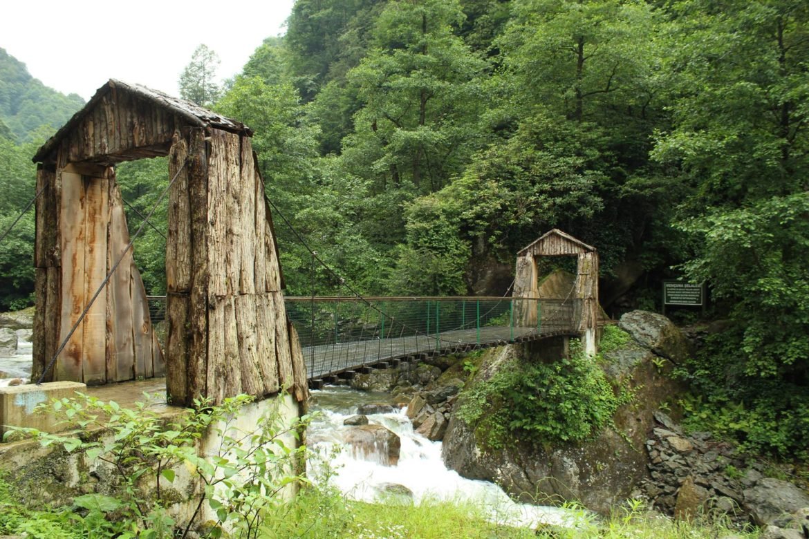 📍 Mençuna Şelalesi / ARTVİN

Artvin’in Arvahi ilçesinde bulunan şelale, gördüğünüz anda sizi büyüleyebilecek bir güzelliğe sahiptir. Mençuna Şelalesi, Kamilet Vadisi’nde bulunan yabancı ve yerli turistlerin dikkatini çeken bir bölgedir.