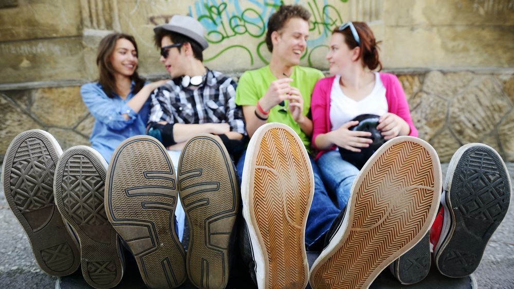 APMA's tweet photo. If your teen is itching for a new pair of kicks this summer, make sure they know what to look for. Keep them in-the-know with these tips, and teach them foot health pointers they can use for years to come! https://t.co/ACzb2HqyHj https://t.co/O5OwvS6o4t