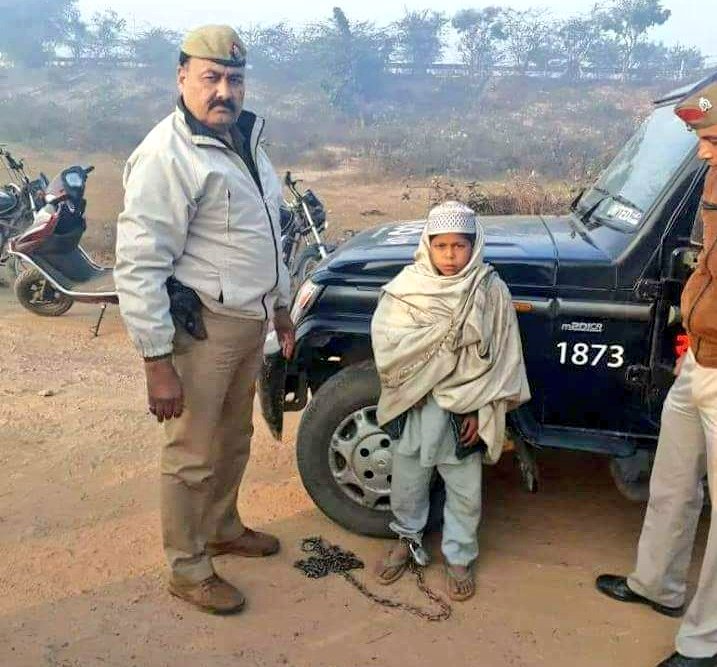 kunfaaaya's tweet photo. This lil fella is far more deadlier than Vikas Dubey, see his shackles. Courageous little Muslim boy, he is wearing a skull cap. These two brave police officers must be awarded on 15th August by Chappan.
#ModiPolice https://t.co/7gDnaYteik