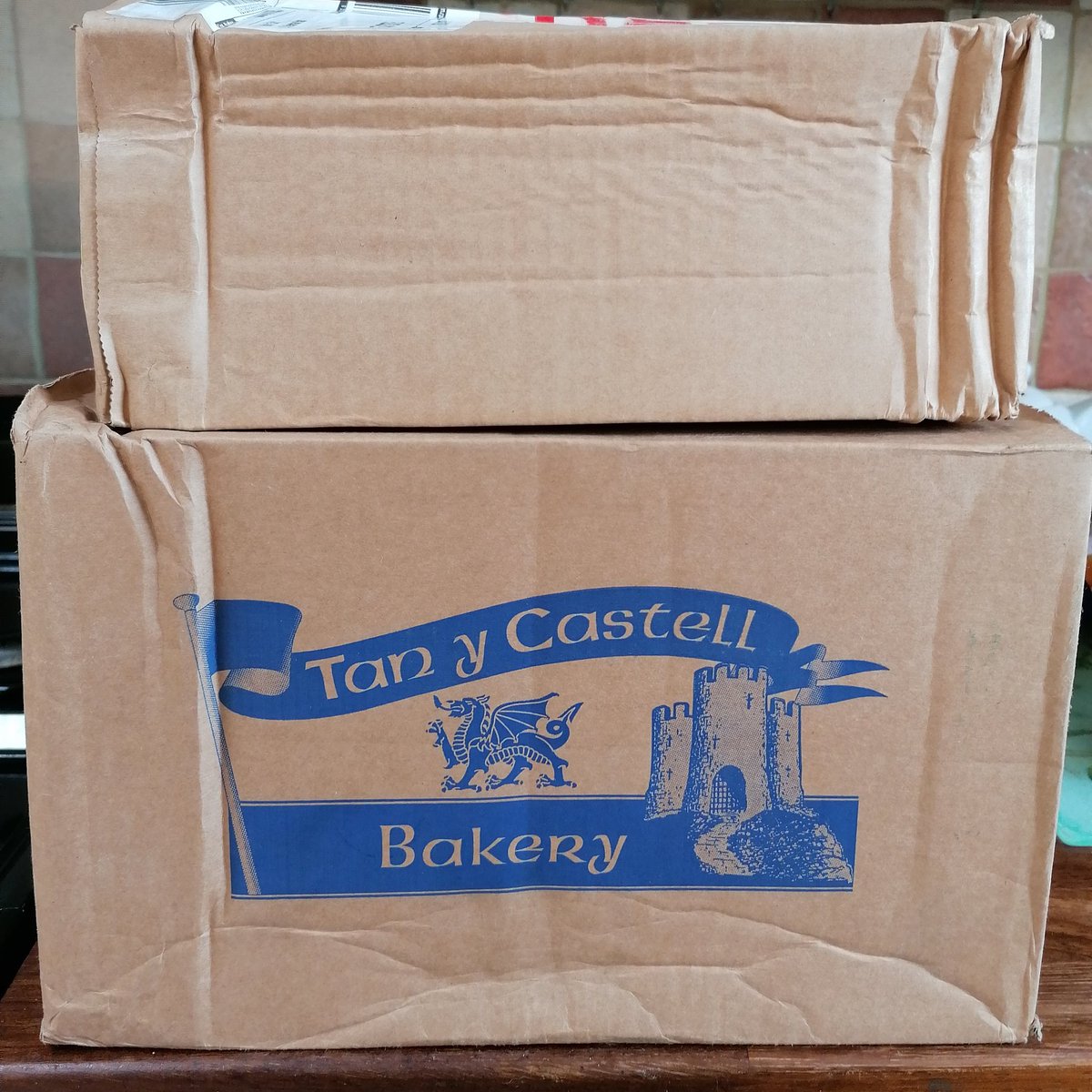 My <a href="/TanYCastell1/">Tan Y Castell Bakery</a> order just arrived today😁😁😁 Wasn't expecting it so soon but can't wait to eat it all😂