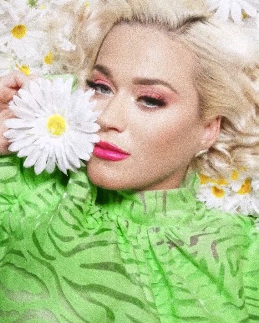 Another title track was confirmed by Katy herself, “Teary Eyes”, but the song is not linked to any bouquet but the fans think it could be “Sweet Escape” or the “What A Time To Be Alive”...I hope you enjoyed the thread and the most important: KP5 out August 14th.