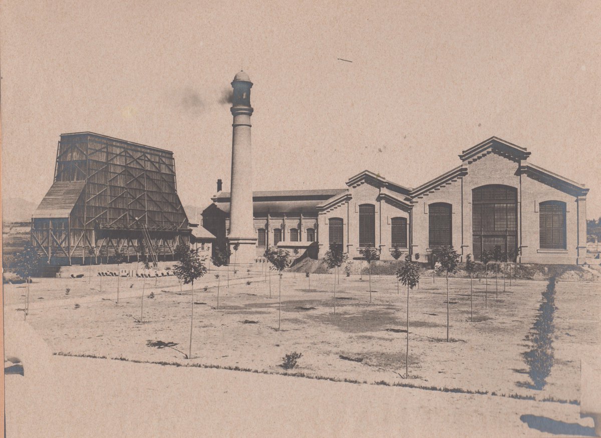 Aquesta xemeneia, que forma part del paisatge de Cornellà i és símbol del patrimoni industrial 🏭 del Baix Llobregat, evacuava el fum 🌬 procedent de les calderes que hi arribava.