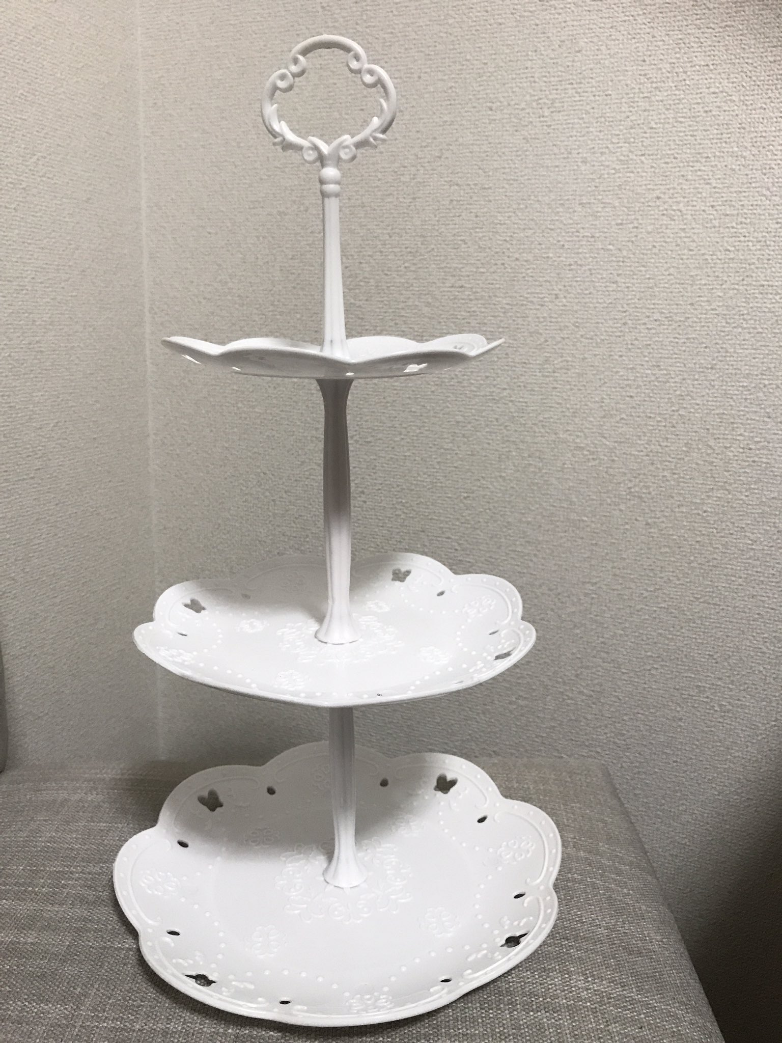 Natsuko ピクニックにピッタリなプラスチック製の三段のケーキスタンド こんなの欲しかったんです 気になる方は300円ショップのミカヅキモモコさんへ