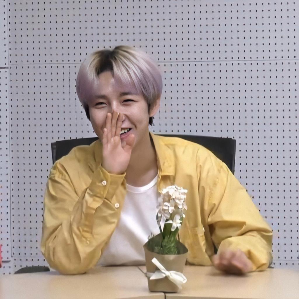 Renjun and the flower
