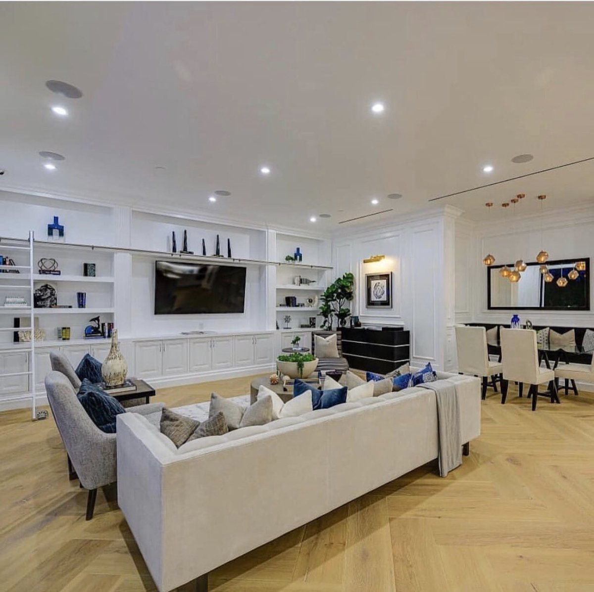 INTERIORPORN1's tweet photo. The interior of this home is beautiful https://t.co/XVF0xHzpYA