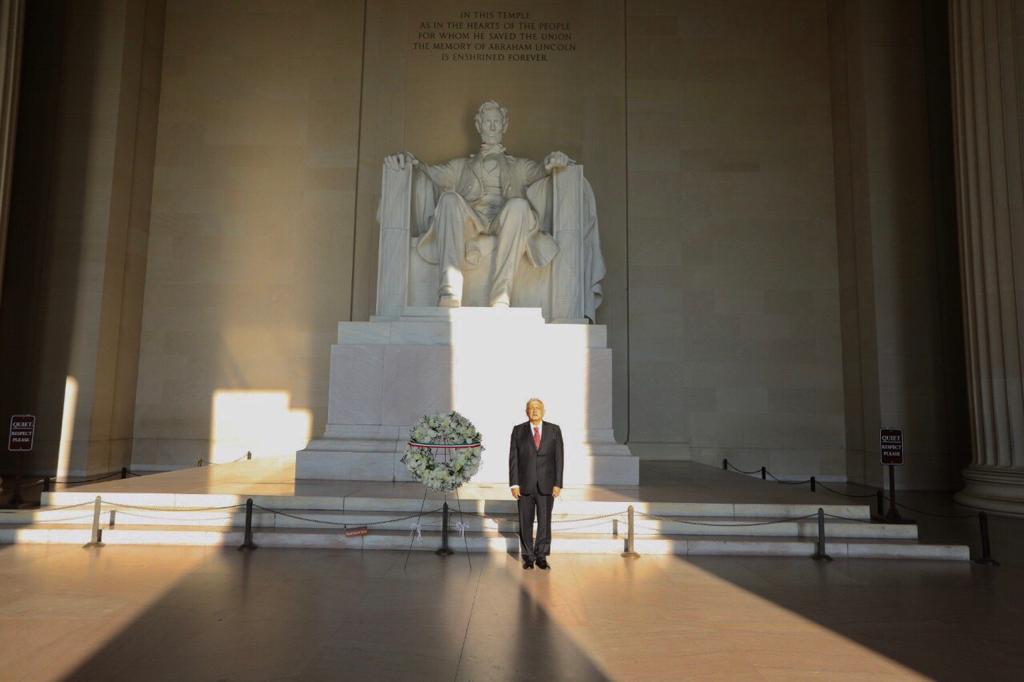 JesusRCuevas's tweet photo. Por primera vez en muchos años, un presidente de México visita Washington representándonos con dignidad y legitimidad.
Lo hace en un momento dificil para el mundo, sabiendo que solo la cooperación, la igualdad y la fraternidad entre naciones sacarán adelante a la humanidad https://t.co/gBDSDUbatM