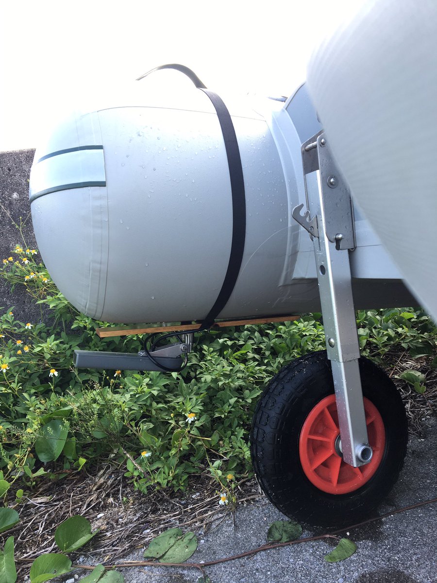 ayumu_okada's tweet image. GARMINの巨大振動子はこのような板に張り付けてバンドでチューブに巻きつけてます。
走行中も影響なし
なんか角度ついてるけど水平で！
#gt41 #echomap