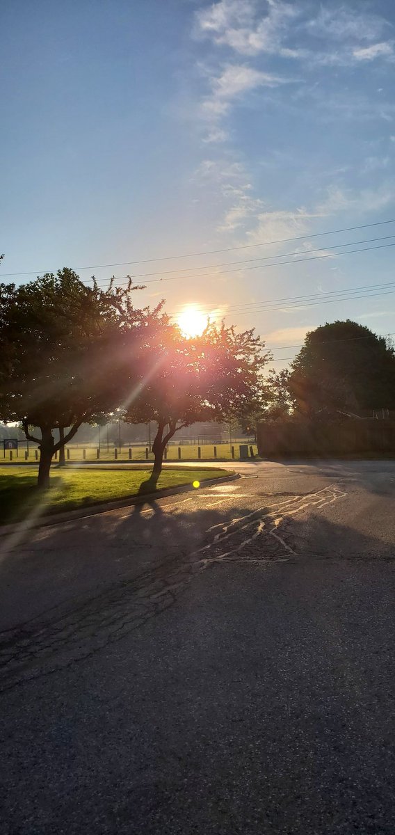 F3inGoderich's tweet photo. Beautiful early morning walk around the neighbourhood #sunrise #anotherhotone @Northern_Ozbird @weathernetwork @AnthonyFarnell @MurphTWN https://t.co/NtxAUUGAbX
