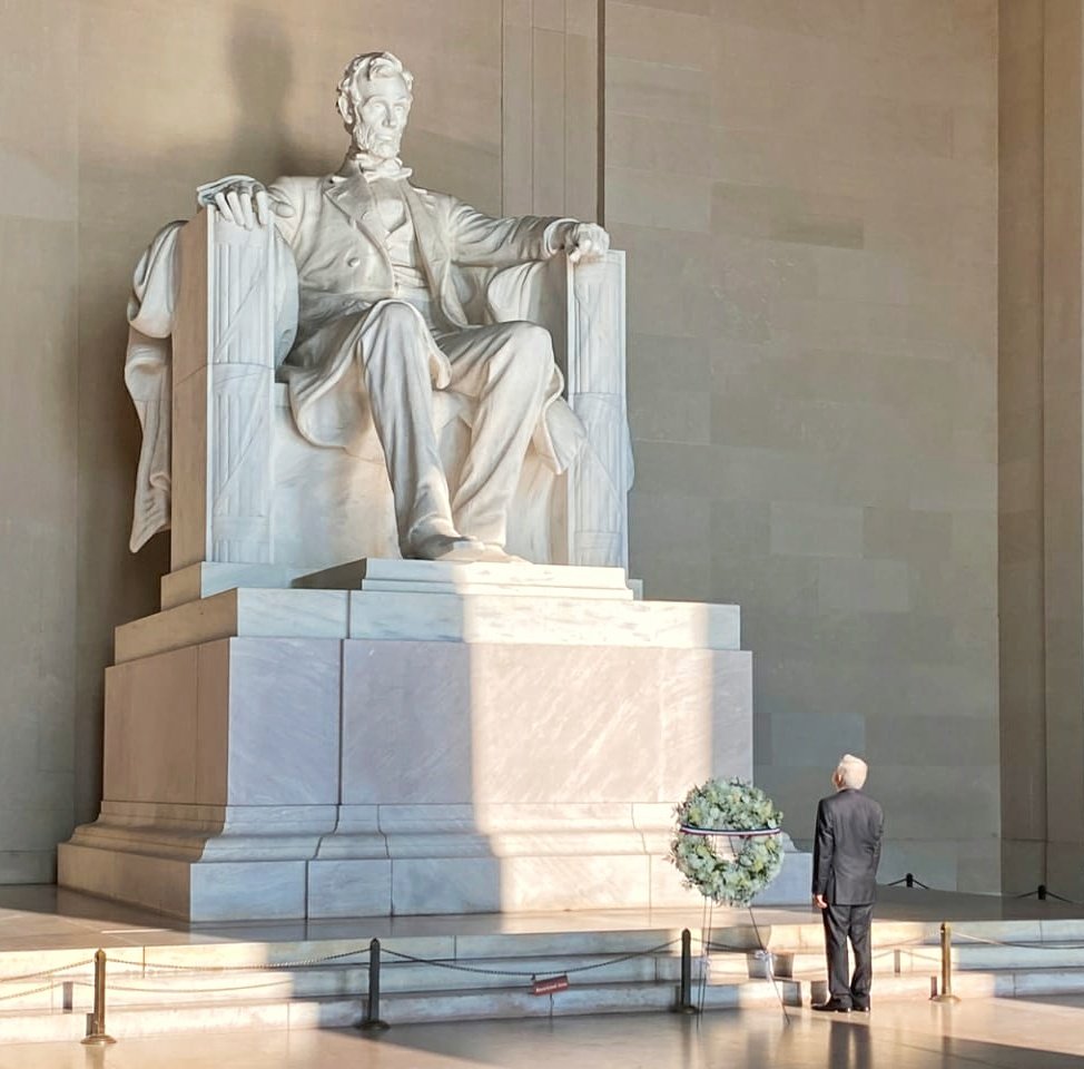 GMarquezColin's tweet photo. El Presidente Andrés Manuel @lopezobrador_ en su visita al monumento a Abraham Lincoln. https://t.co/IhVZbk1k2H