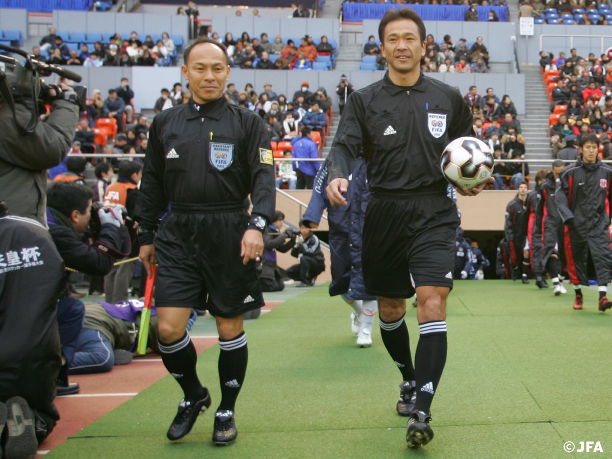 ট ইট র 日本サッカー協会 14年前の今日 日本人審判員が初めてワールドカップ3位決定戦を担当しました 主審は上川徹氏 右 副審は廣嶋禎数氏 左 写真は第85回天皇杯決勝 ドイツvsポルトガルの一戦は 3 1でドイツが勝利しました 今日は何の日