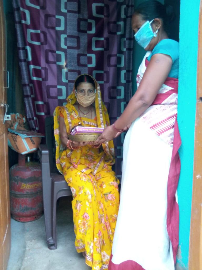 cdpo_rahui's tweet photo. Anganwari workers providing the services of ICDS to the beneficiaries  through #home visit #Rahui,Nalanda 
@dmnalanda 
@BRPOSHAN 
@IcdsBihar https://t.co/XtRBhPG72w